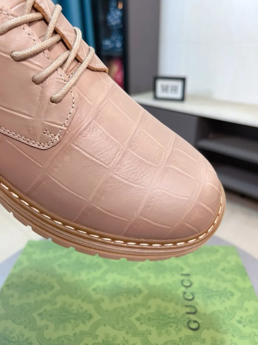 Men's shoes 💰500🌸🌸 (GUCCI) [can be made without label] G's new business boots are full-layer calfskin embossed with classic diamond pattern craftsmanship. They are high-end and classy, ​​versatile and have a full three-dimensional feel. They use raw rubber non-slip outsole. If you look closely, you will be addicted to the leather. You can't extricate yourself ~ the best on the market.          Fabric: Cowhide/Embossed Lining: Cowhide.          Please make a note when placing an order, size: 38-44 (37, 45, 46 can be customized and cannot be returned or exchanged)